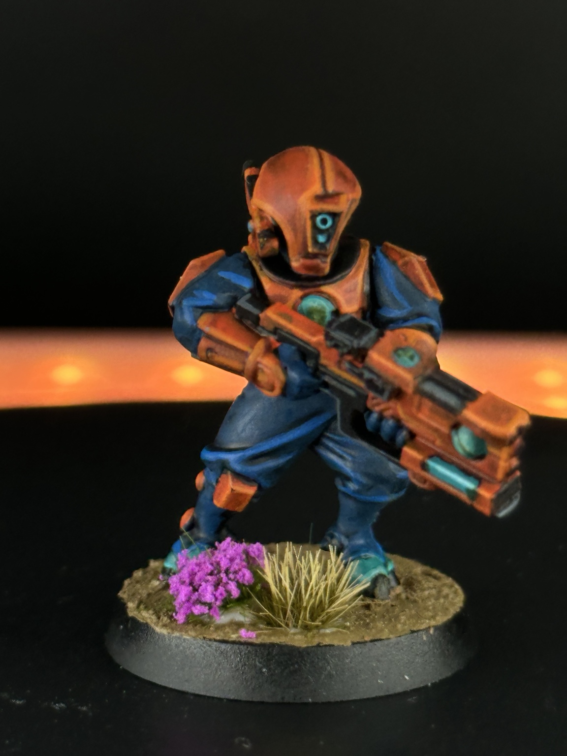 Bemaltes Sci-Fi-Modell mit Base